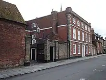 Photo de la façade de la Bishop Wordsworth's School donnant sur la rue