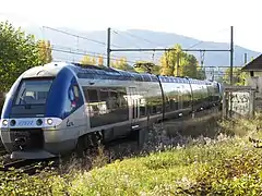 Une rame TER traversant la gare et se dirigeant vers Montmélian.