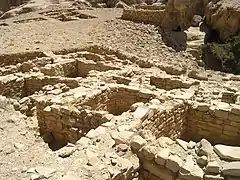 Ruines de constructions du PPNB récent sur le site de Ba'ja en Jordanie.