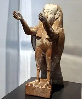 Représentation en ronde-bosse de l'âme-Ba, bras levés pour recevoir eau et nourriture des dieux (musée de Hildesheim, Allemagne).