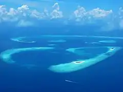 vue aérienne d'un atoll, illustrant l'altitude minime des îles.