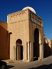 Vue de Bab Lalla Rihana qui est l'un des porches de la Grande Mosquée de Kairouan.