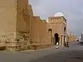 Vue du mur oriental (depuis l'extrémité sud) et du porche de Bab Lalla Rihana. Celui-ci est coiffé d'une coupole blanche.