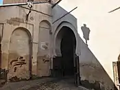 À l'intérieur de la porte, la première cour en plein air (est) et l'une des portes intérieures.