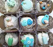 Des cupcakes d'une baby shower party.