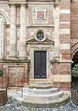 Entrée de l'Union des Académies et Sociétés Savantes (ancien accès au comptoir du marchand).