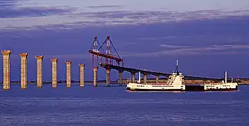 Le bac Maréchal de Thoiras passe devant le pont en construction, novembre 1987