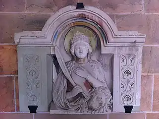 Demi-relief de Daria accompagnée de la lionne protégeant sa virginité. Demi-relief daté de 1100 de l'abbaye de Bad Münstereifel.