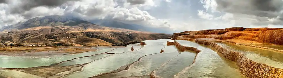 Vue panoramique des terrasses en travertin de Badab-e Surt