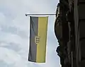 Le drapeau vertical d'État avec les petites armoiries