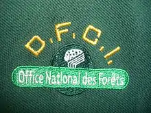 Écusson d'épaule brodé à 6 cm en dessous de la couture d'épaule gauche et porté par les employés de l'O.N.F sur le polo Défense des Forêts Contre l'Incendie (DFCI) à partir des années 2000.