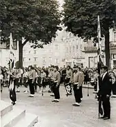 Photographie noir et blanc des sonneurs du bagad lors d'une cérémonie à Fougères