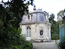 Oculus ovales du pavillon Louis XV du parc de Bagatelle, à Paris.
