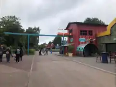 Le monorail par-dessus le parc après rénovation.
