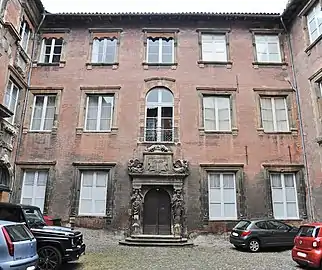 Façade sur cour de l'hôtel de Bagis