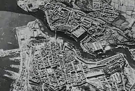 Vue aérienne de Brest en 1943, ceinturé dans des remparts ; en haut, le quartier ouvrier et populaire de Recouvrance et en bas, Brest même, centre-ville bourgeois.