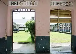 Porte des libérés et porte de relégués.