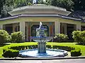 Fontaine thermale devant les Thermes