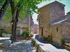 Rue à Bagnols-en-Forêt.