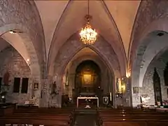 La nef, le chœur et les deux chapelles latérales.