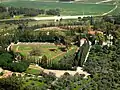 Vue aérienne des jardins entourant le manoir de Bahjí.