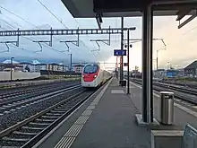 Un EC 250 « Giruno » assurant un service InterCity 2 s'apprête à marquer un arrêt sur la voie 4.