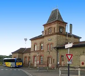 La gare de Bouzonville, on remarque l'encadrement particulier des fenêtres et portes.
