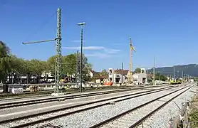 État des travaux en avril 2020. Le bâtiment de la gare de 1911 est à gauche derrière la grue.