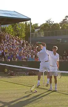 Bahrami et Fleming plaisantant sur un des courts de Wimbledon