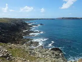 Vue de la baie de Calgrac'h avec l'île de Keller sur la droite.