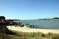 La Baie de Tresseny : vue vers le large à marée haute.