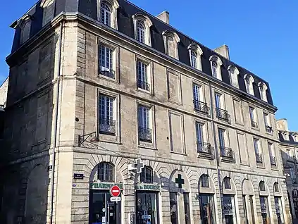 Baies aveugles sur un immeuble du quai Richelieu à Bordeaux.