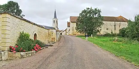 Lavoir (à gauche) dans la rue de la Porte-aux-Juifs.