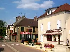 Ancien relais de poste (à droite).