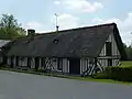 Maison à pans de bois et à toit de chaume.