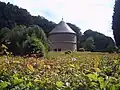 Le colombier entouré d'un labyrinthe végétal.