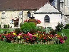 Vieux pressoir devant l'église