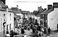 Bain-de-Bretagne : la Rue de Lohéac un jour de marché vers 1925 (carte postale).