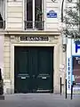 L'entrée des anciens « bains russes » au no 8.