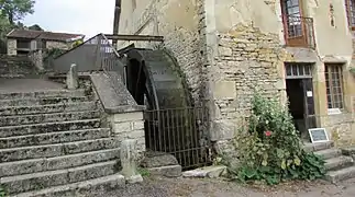 La roue à aubes du moulin.