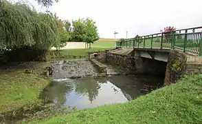 Le pont sur le Foulon et les vestiges d'un moulin.