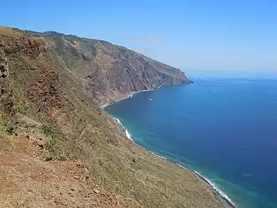 La baie de San Pedro au sud de Ponta do Pargo, vue depuis le Miradouro do Farol