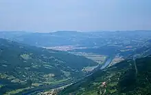La vallée de la Drina, avec une vue panoramique de Bajina Bašta (au fond)