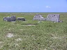 Vue des ruines du campement avec les antennes radio en arrière-plan