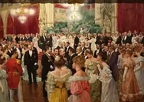 Peinture de Wilhelm Gause (1904), montrant des hommes et des femmes en tenue de soirée, dans un hall de l'hôtel de ville de Vienne.