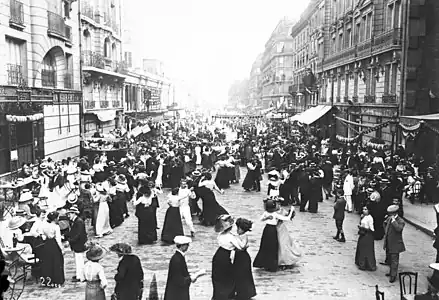 Bal populaire du 14 juillet 1912 devant le no 6 de la rue du Renard, photographie de l'agence Rol.