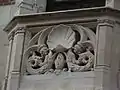 Balconnet de la façade, orné de dauphins et d'une coquille Saint-Jacques.