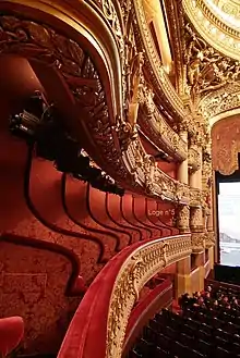 Balcon de l'opéra Garnier à Paris.