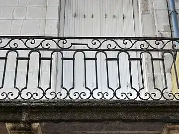 Balcon forgé à forme phallique au 68 quai de la Fosse. L'hypothèse selon laquelle cela signale la présence d'anciens lupanars est remise en question par des spécialistes.