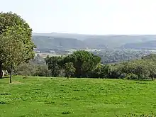  paysage pris sur le côté de l'église montrant que Mayrac domine la vallée de la Dordogne